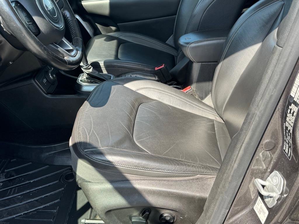 Used 2019 Jeep Renegade Limited w/ UConnect 8.4 Nav Group AWD/4WD image 11