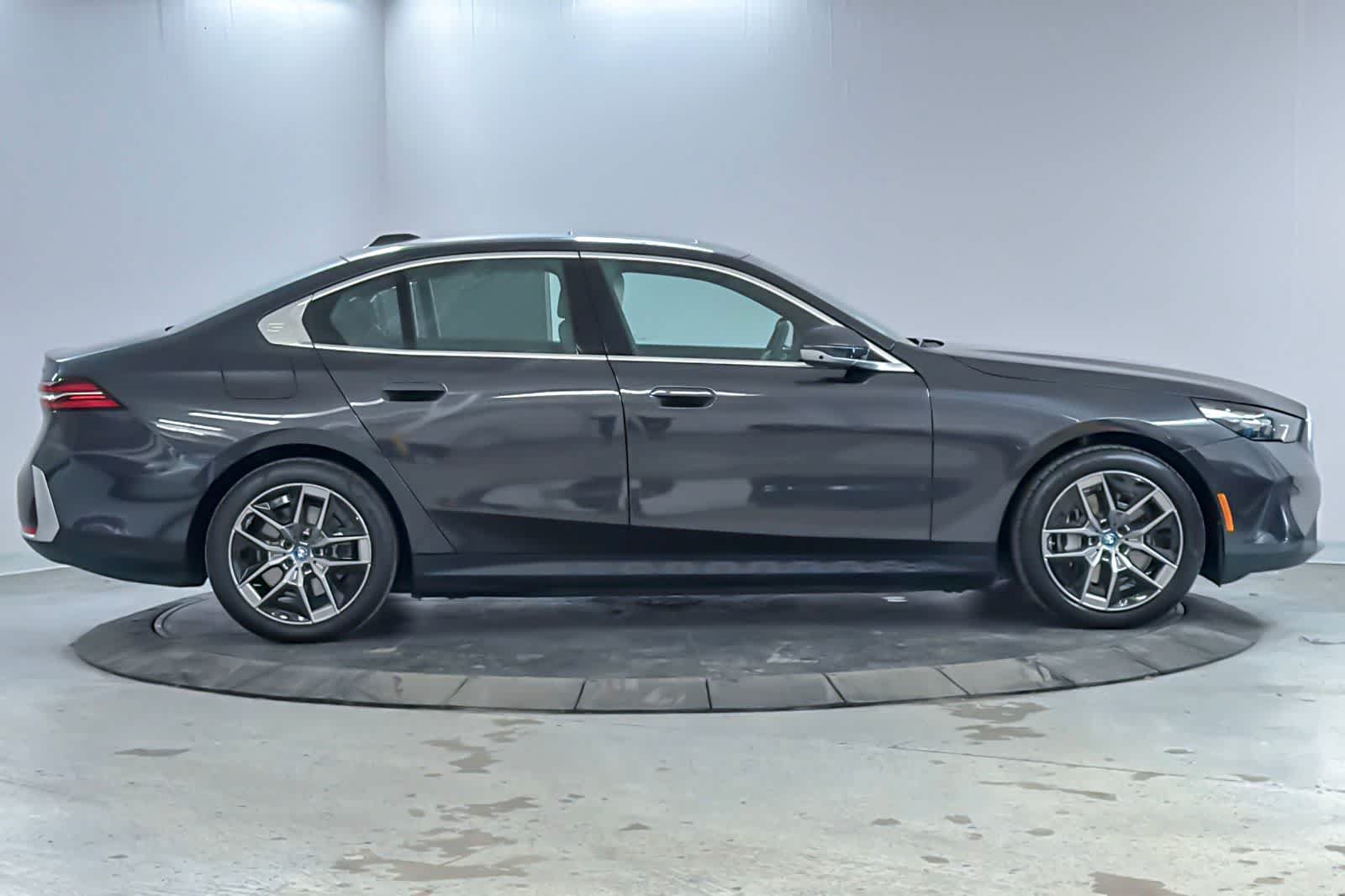 Used 2024 BMW i5 eDrive40i w/ M Sport Package RWD image 8
