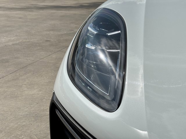 Certified 2025 Porsche Macan image 12