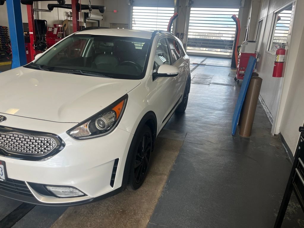 Used 2019 Kia Niro S Touring FWD image 1