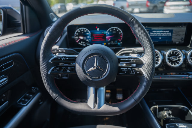 Used 2025 Mercedes-Benz GLA 250 4MATIC image 32
