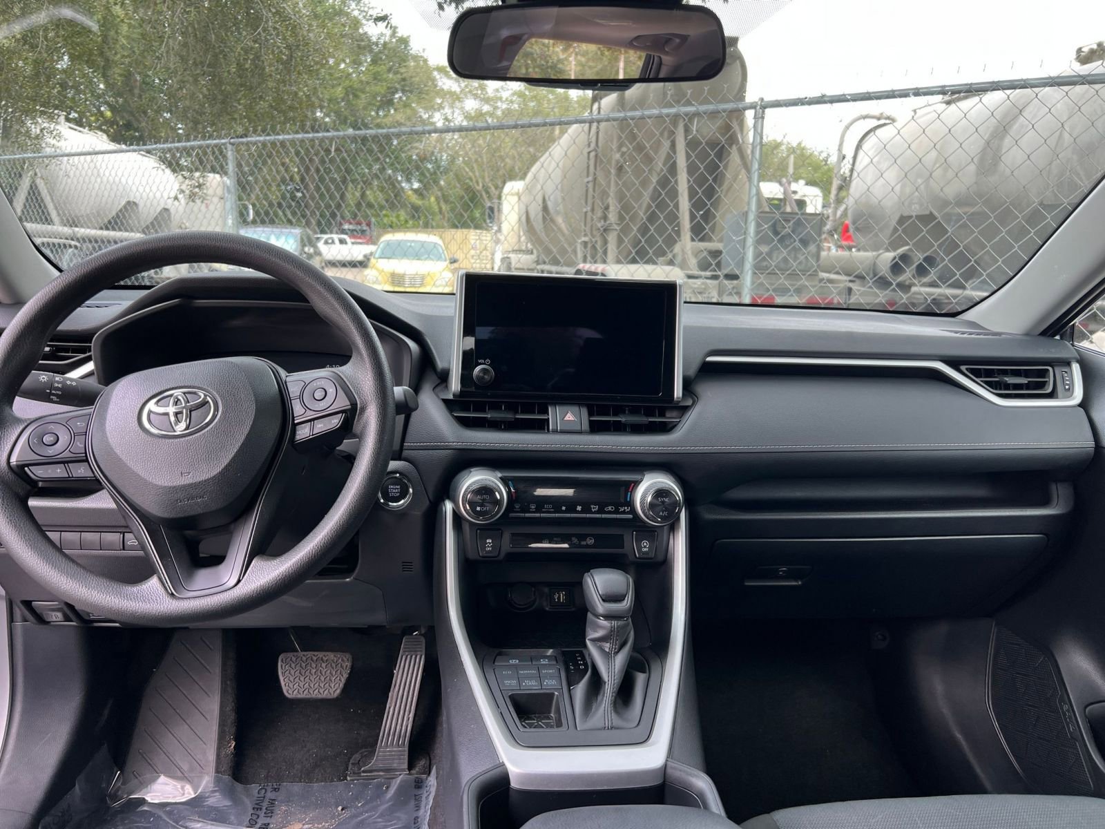 Used 2025 Toyota RAV4 XLE image 27