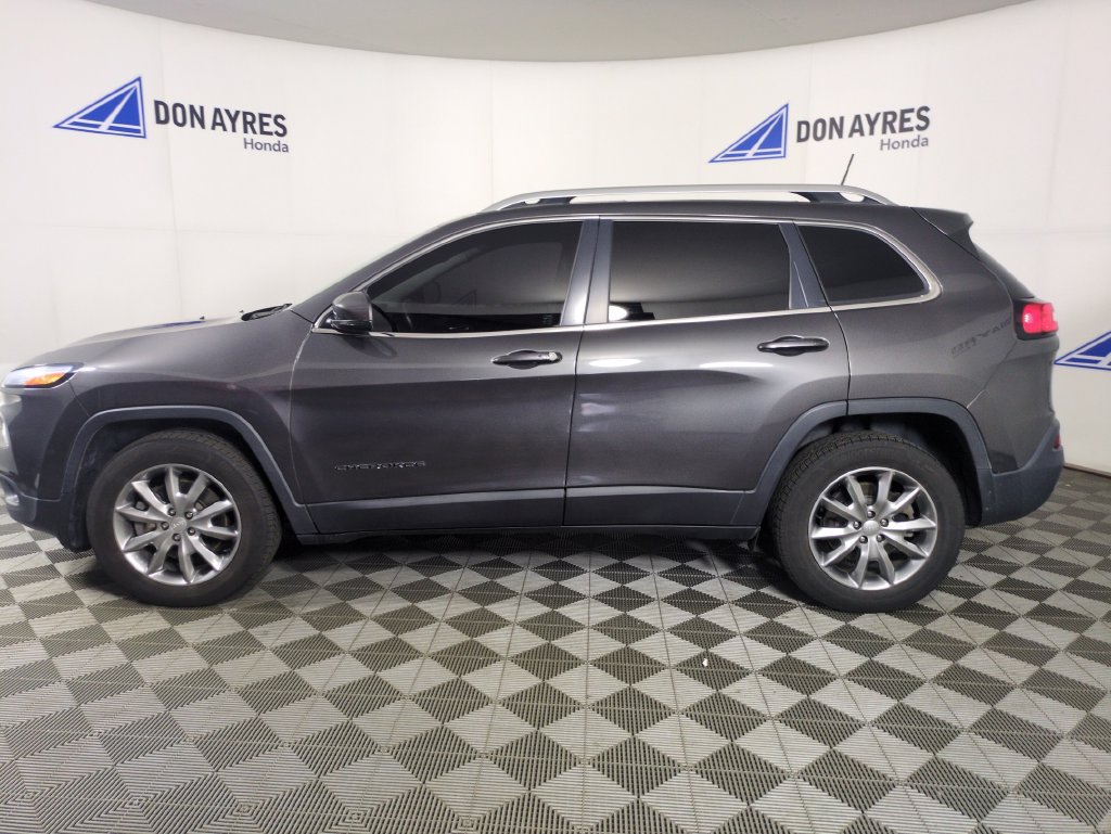 Used 2018 Jeep Cherokee Limited AWD/4WD image 2