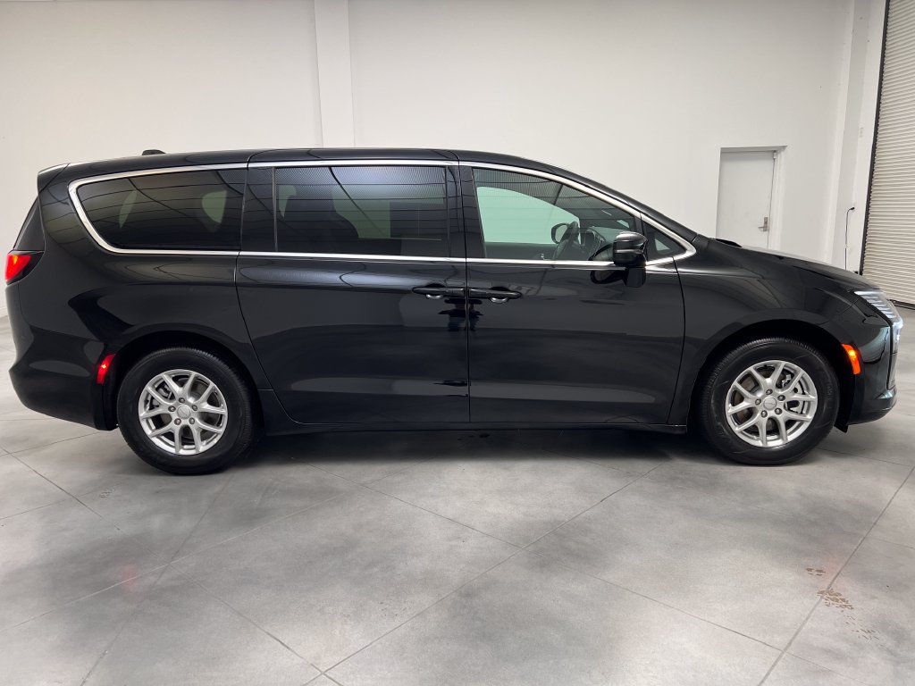 Used 2027 Chrysler Pacifica Select FWD image 10