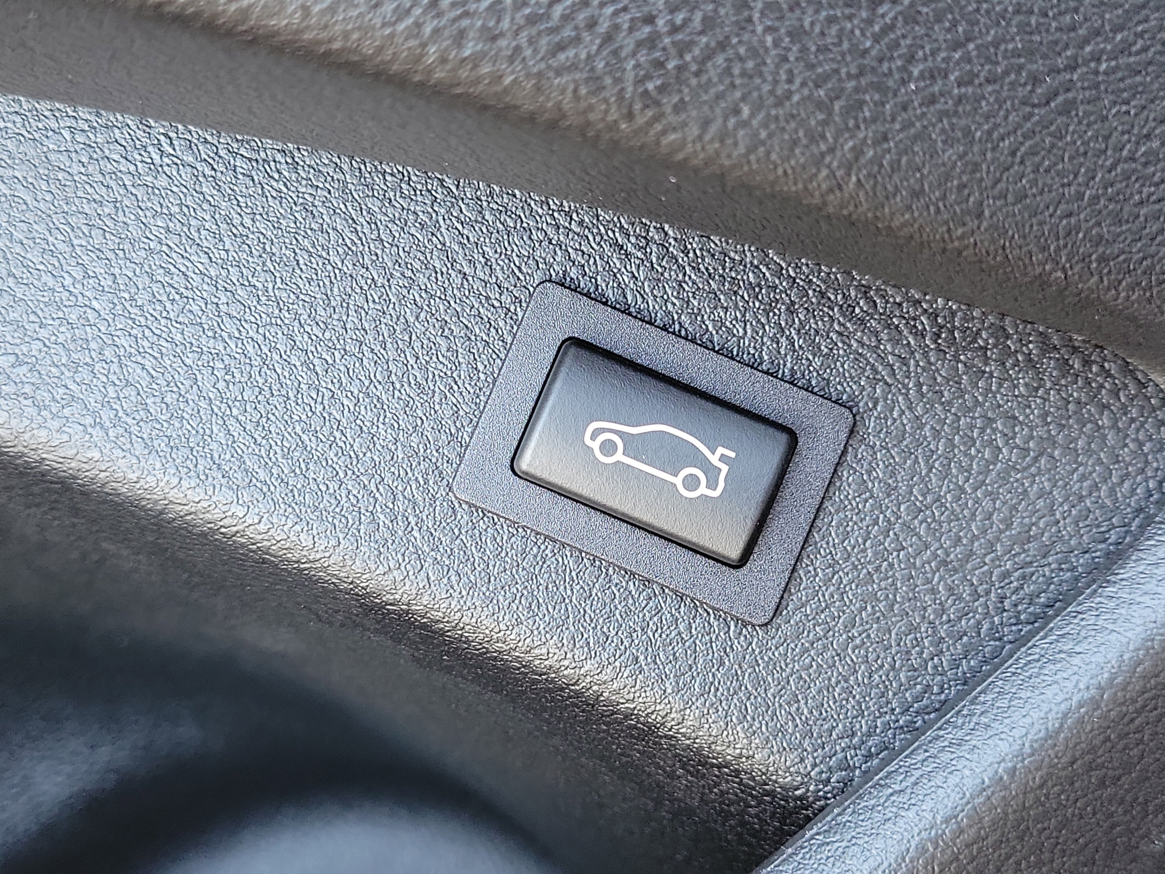 Used 2025 BMW 230i Coupe w/ Premium Package image 17