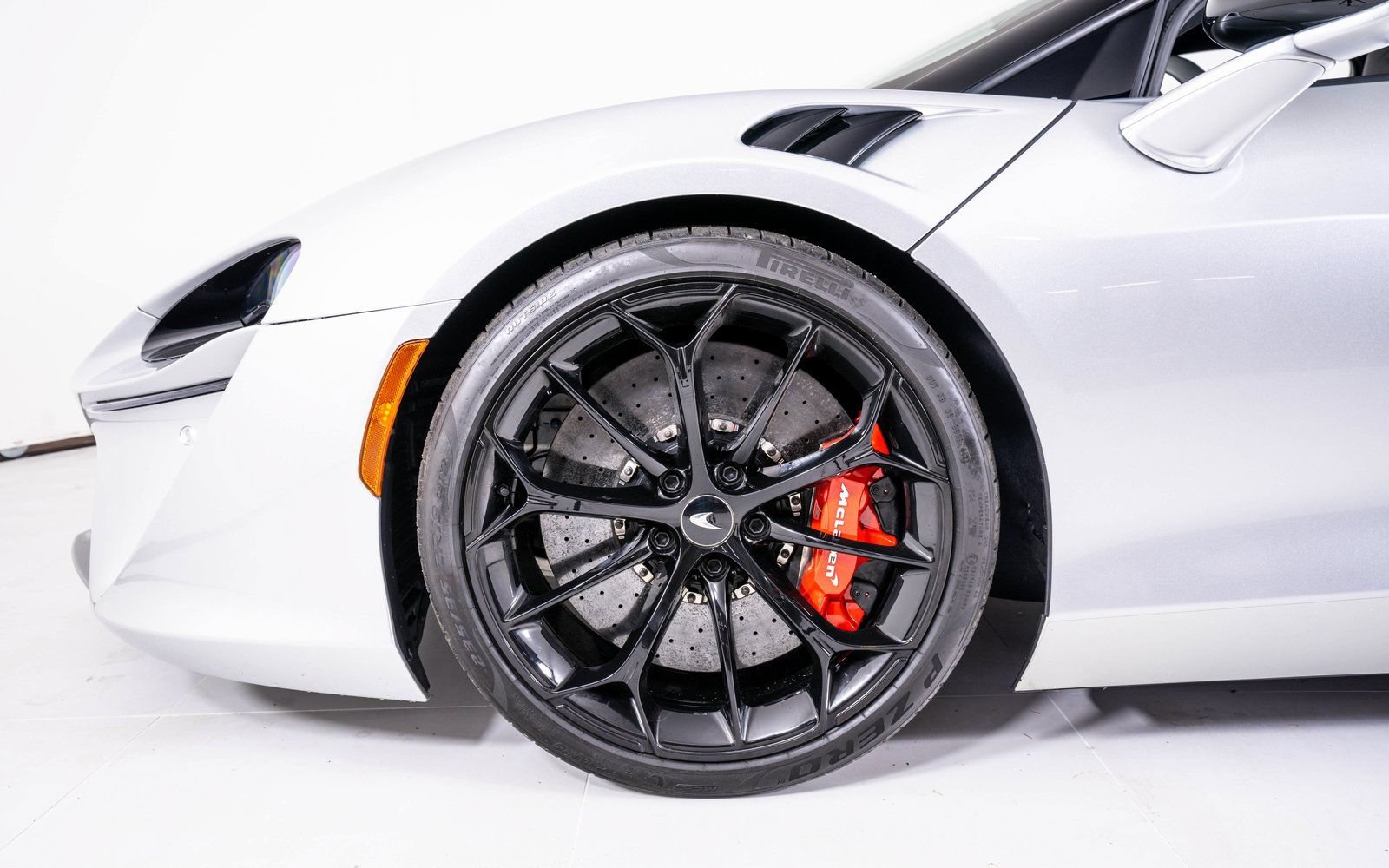 Used 2023 McLaren Artura RWD image 12