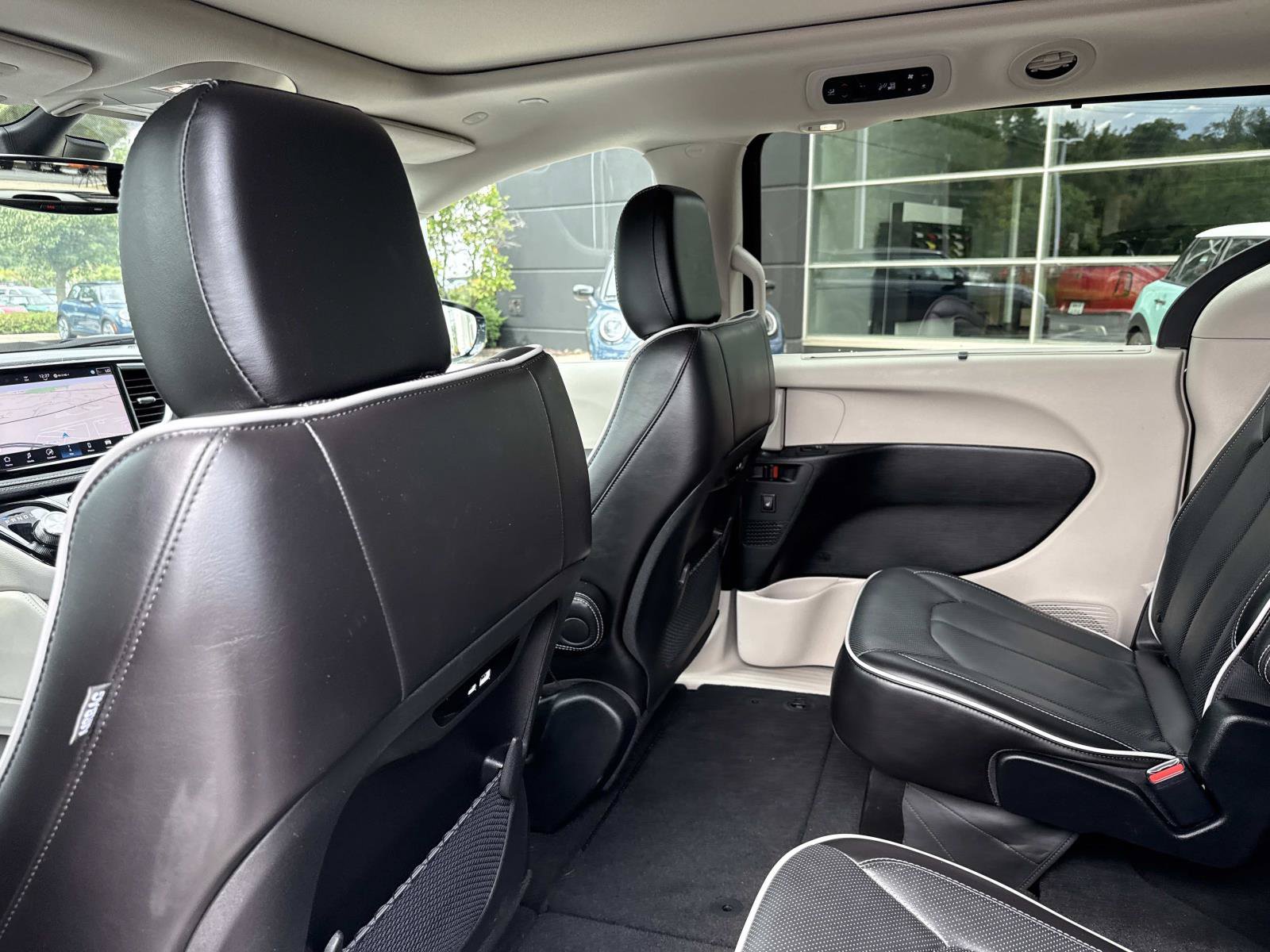 Used 2024 Chrysler Pacifica Limited FWD image 15
