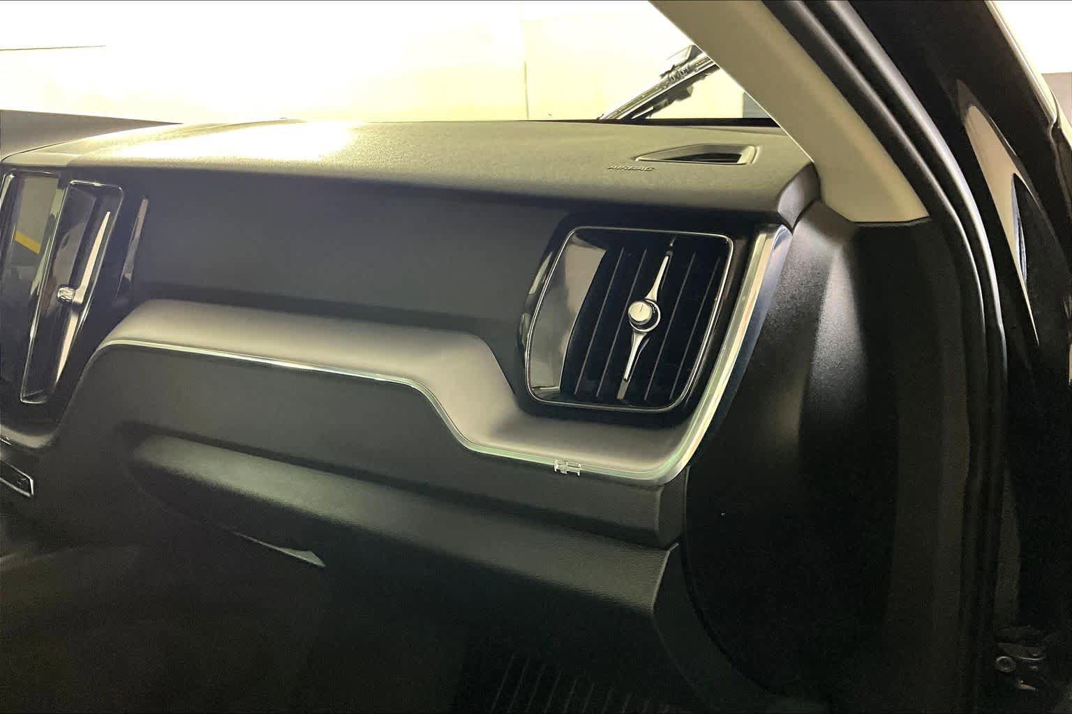 Used 2020 Volvo XC60 T5 Momentum w/ Premium Package image 18
