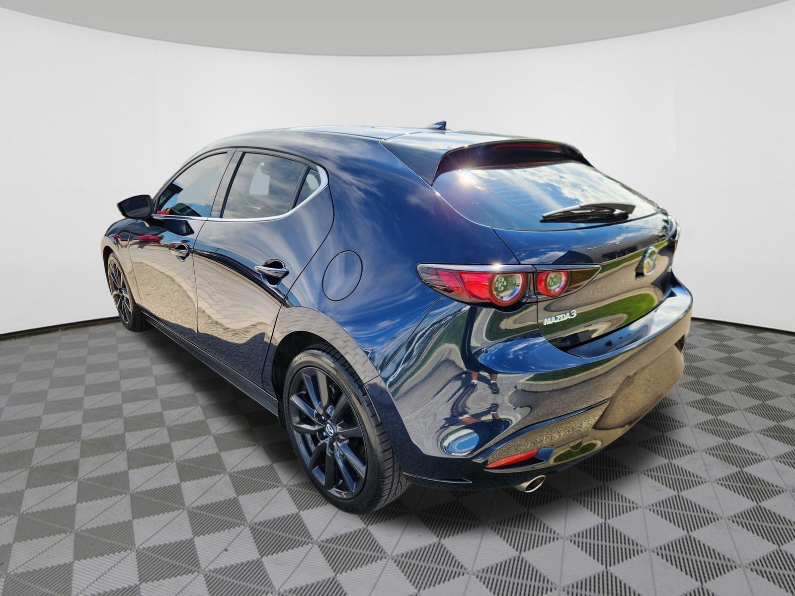 Used 2020 MAZDA MAZDA3 Hatchback w/ Premium Package FWD image 3