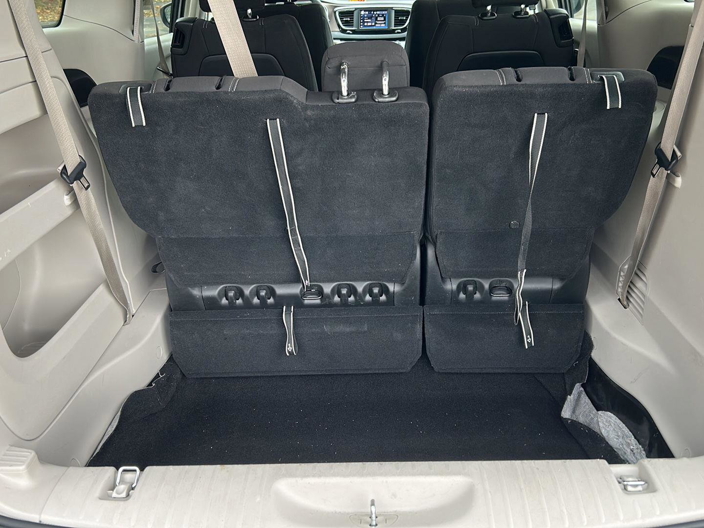 Used 2023 Chrysler Voyager LX image 8