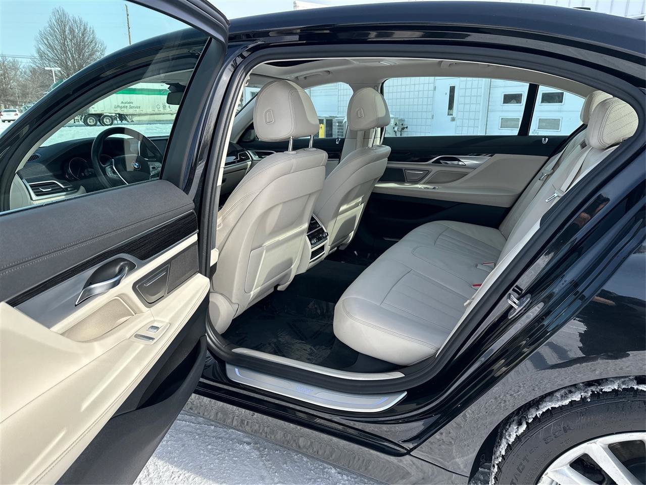 Used 2018 BMW 740i xDrive image 10