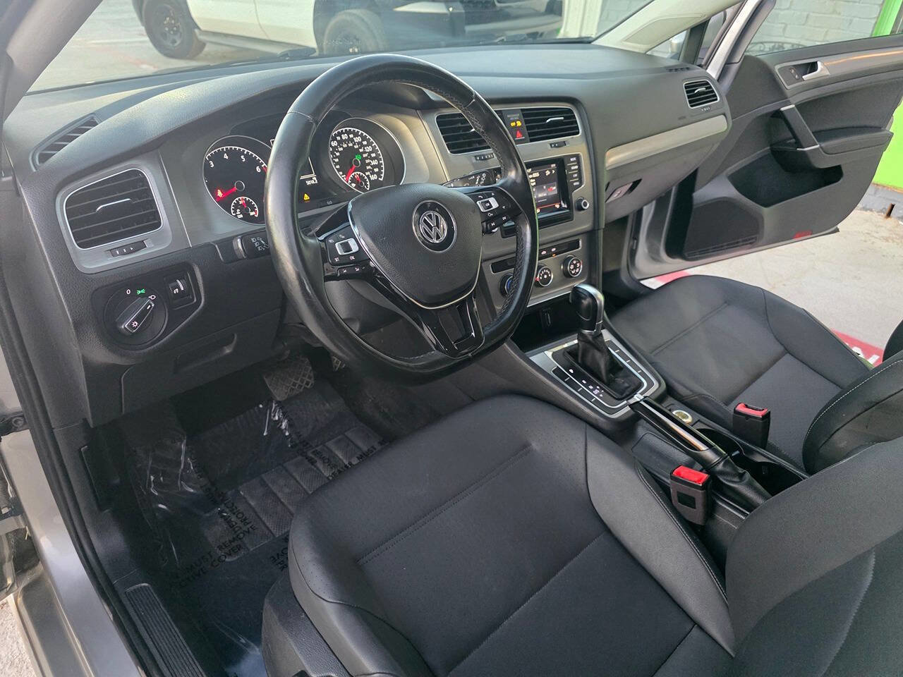 Used 2015 Volkswagen Golf S image 19