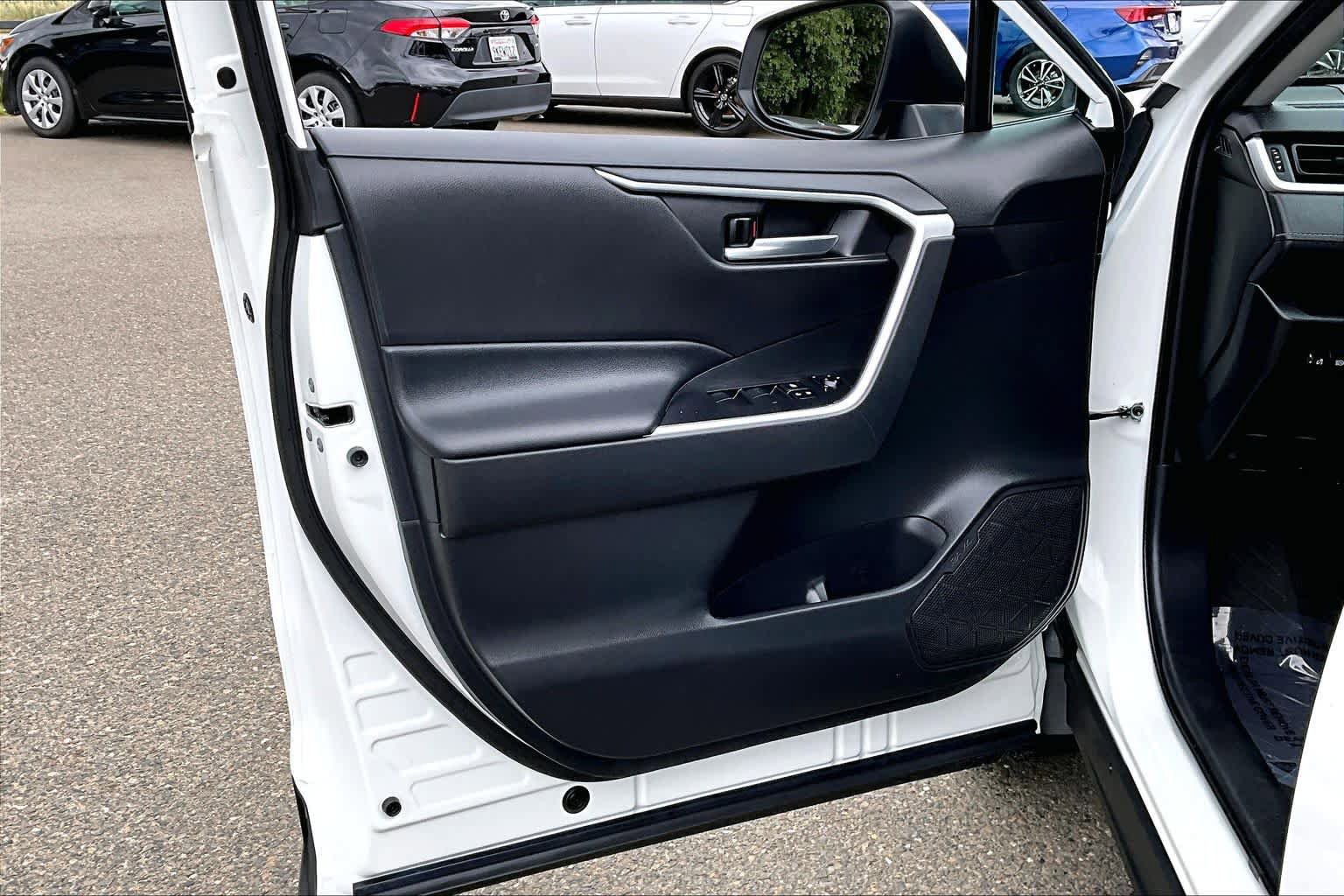 Used 2021 Toyota RAV4 XLE w/ Carpet Mat Package (TMS) FWD image 21