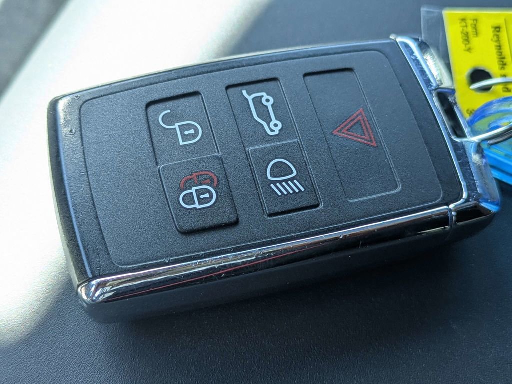 Used 2025 Land Rover Defender 110 S image 31