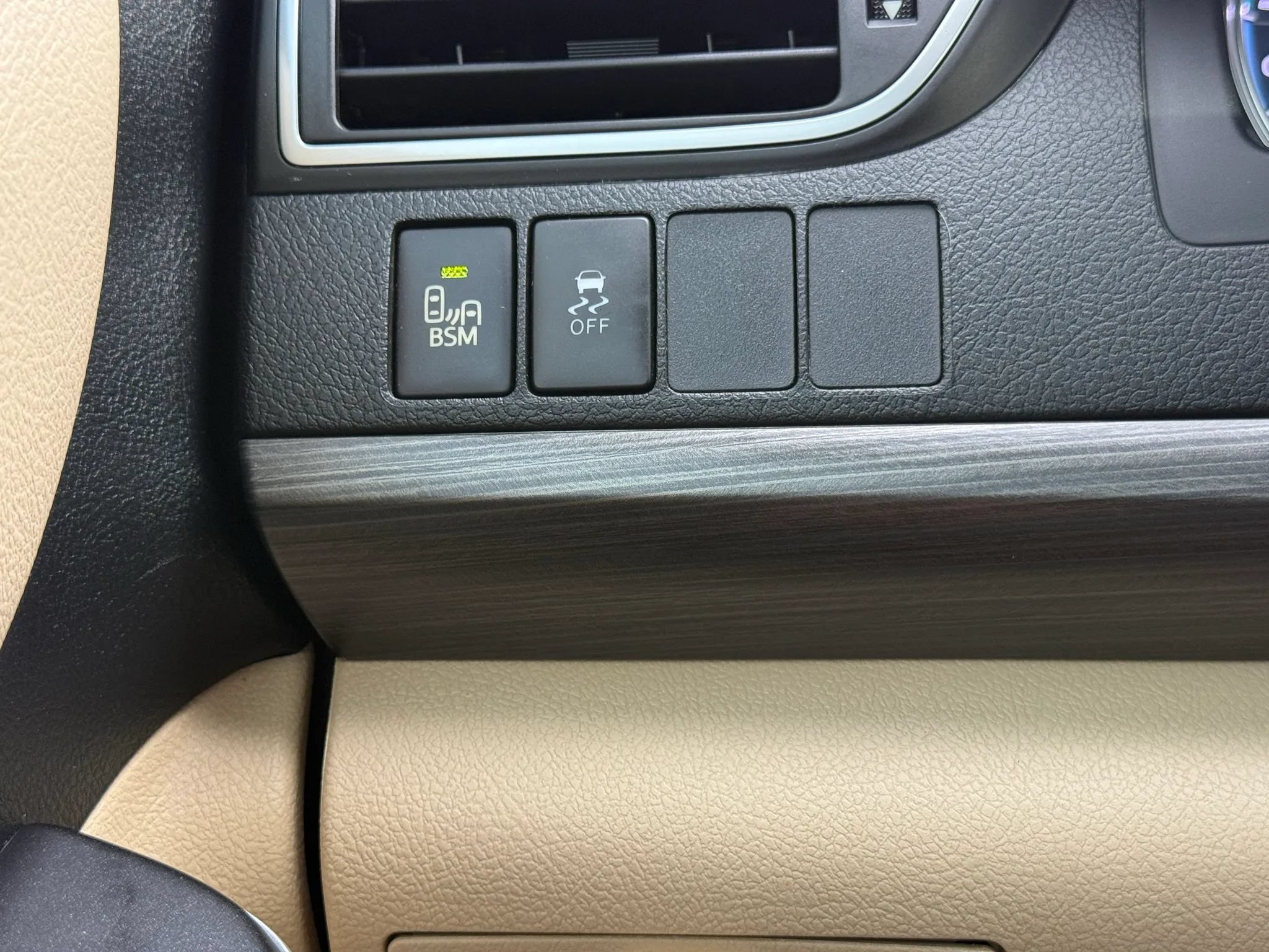 Used 2017 Toyota Camry XLE w/ Moonroof Package FWD image 27