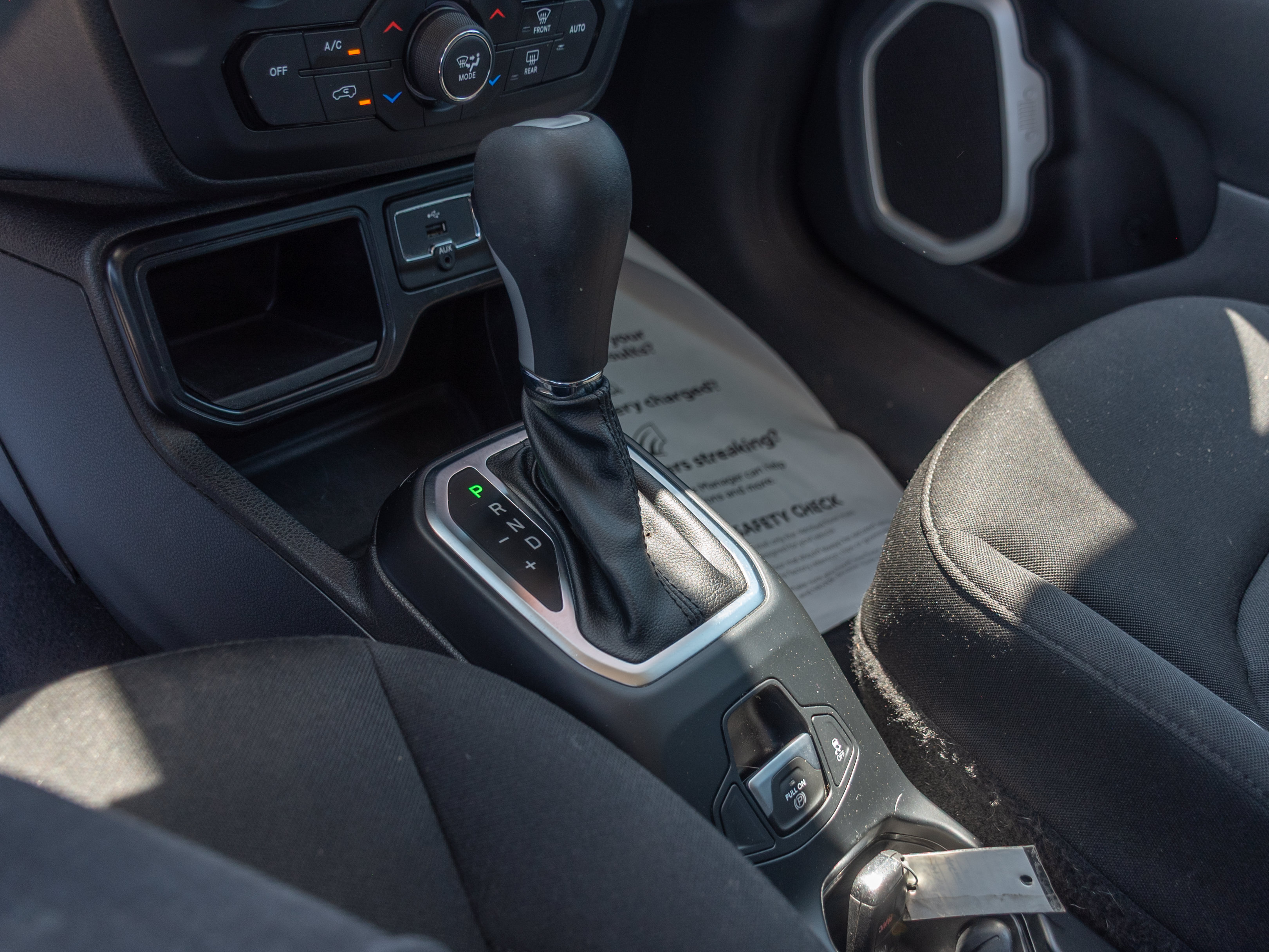 Used 2018 Jeep Renegade Latitude FWD image 13