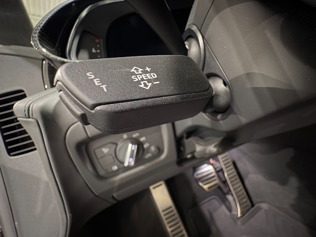 Used 2021 Audi R8 V10 w/ Premium Package image 18