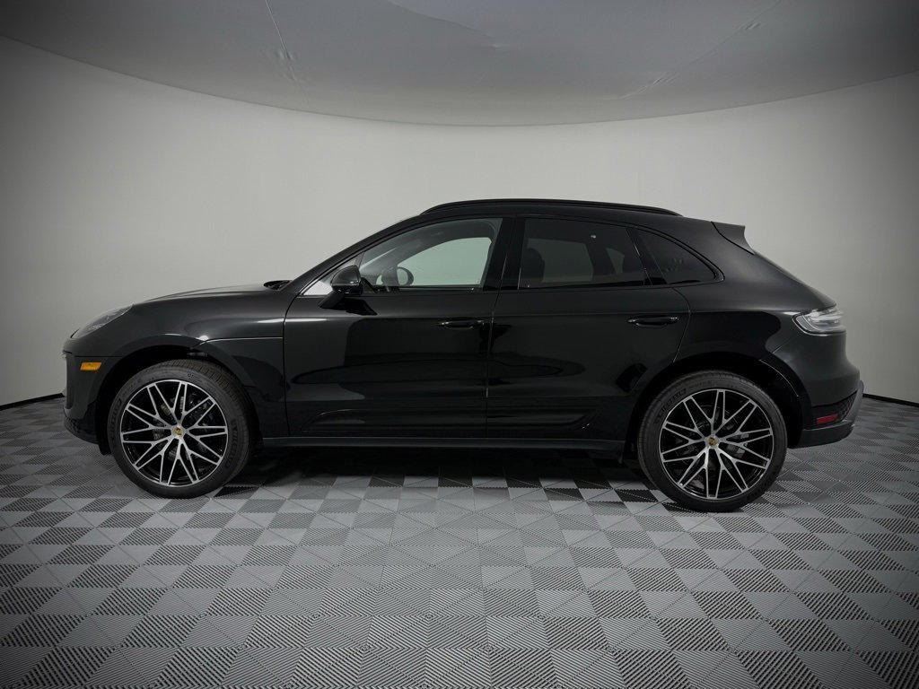 Certified 2025 Porsche Macan image 2