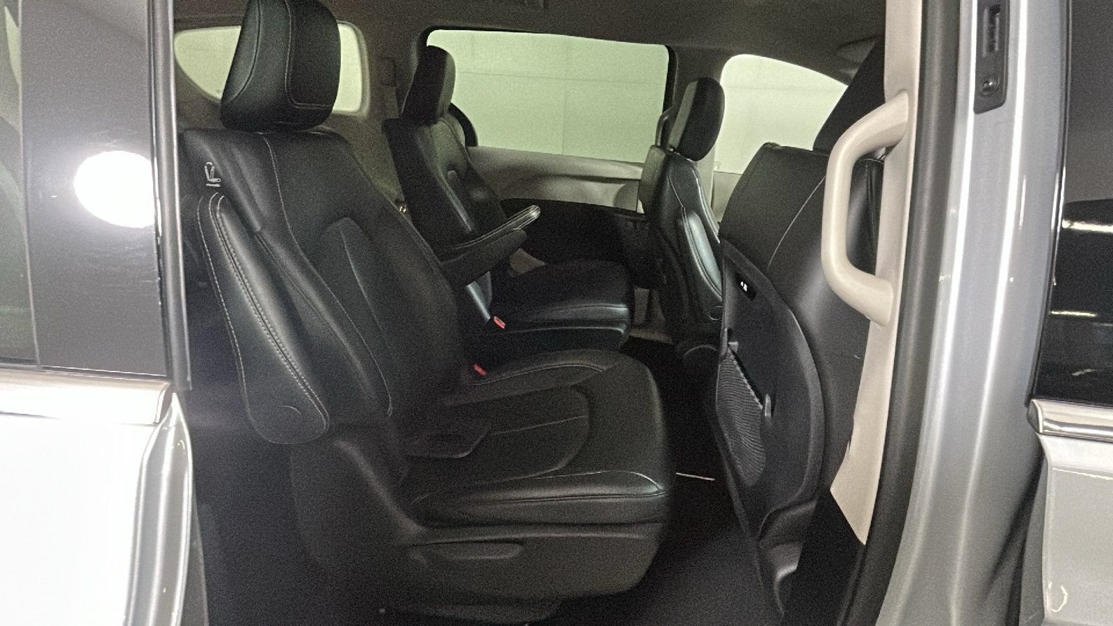 Used 2024 Chrysler Pacifica Limited FWD image 33