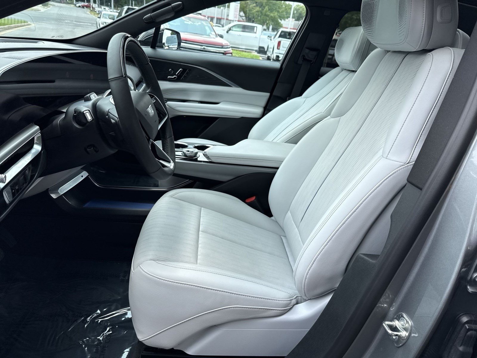 Used 2024 Cadillac Lyriq Luxury AWD/4WD image 12
