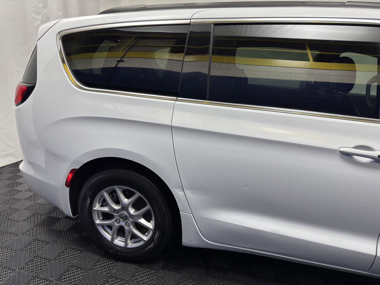 Used 2021 Chrysler Voyager Lxi image 10