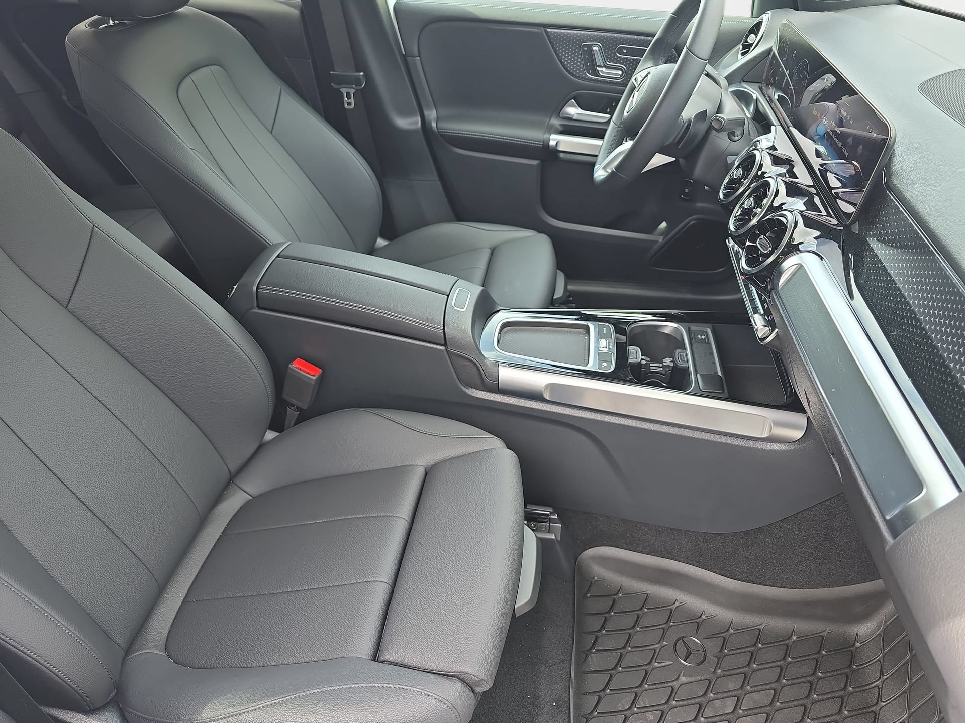 Used 2025 Mercedes-Benz GLB 250 image 10