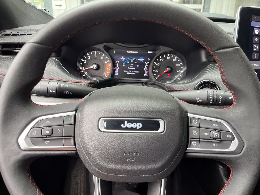 Used 2025 Jeep Compass Trailhawk AWD/4WD image 22