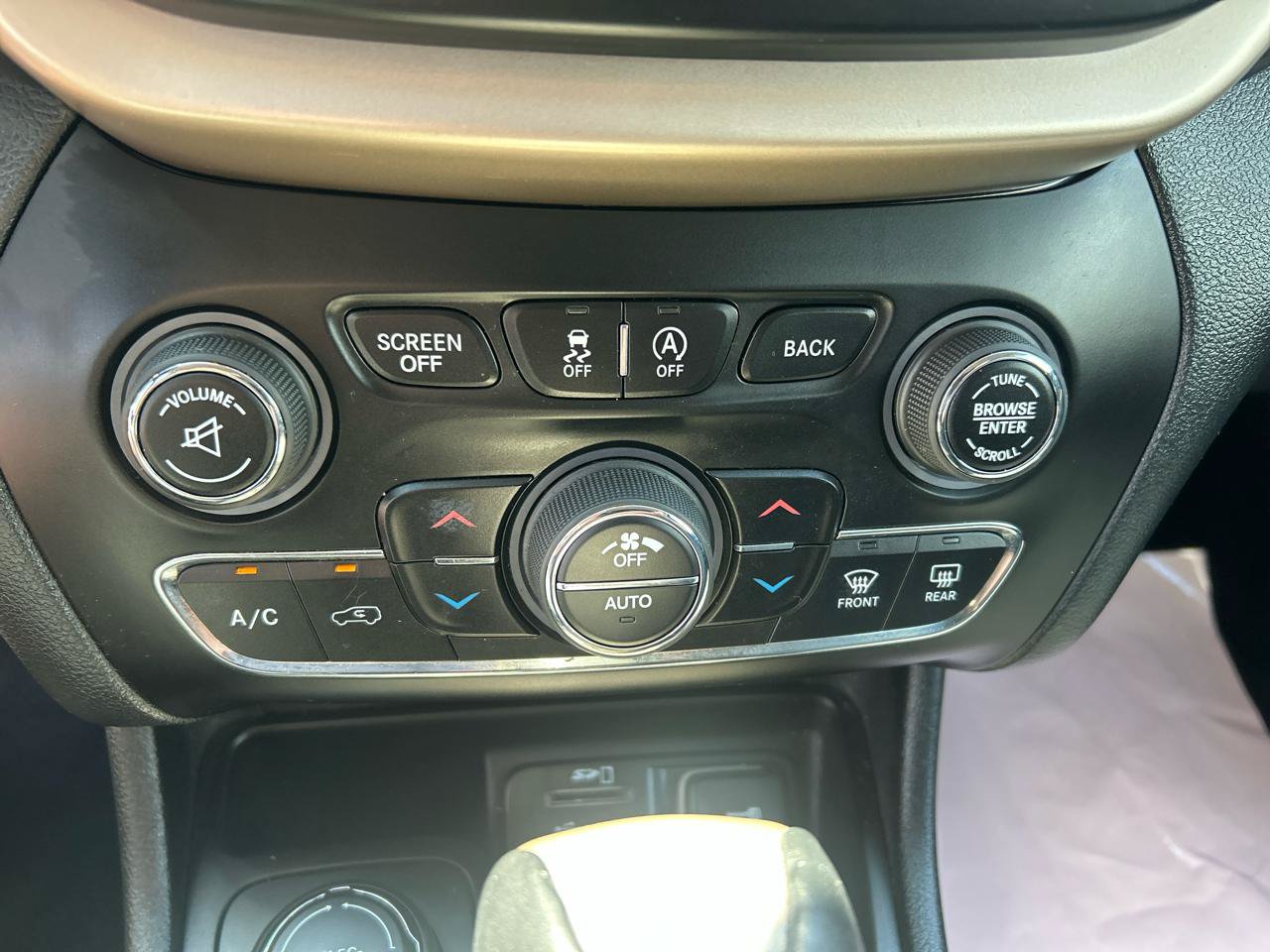 Used 2015 Jeep Cherokee Limited w/ Luxury Group AWD/4WD image 18