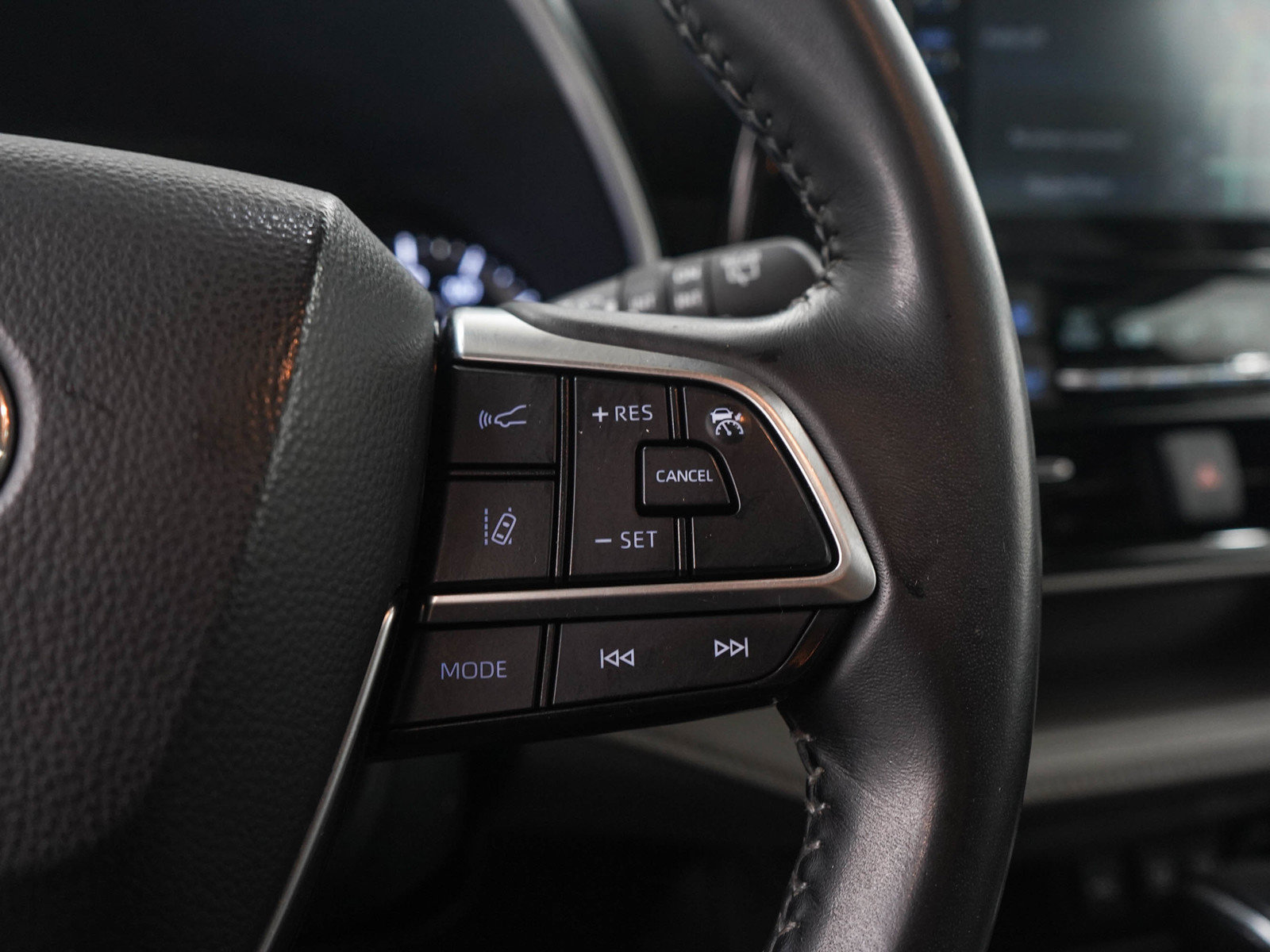 Used 2020 Toyota Highlander XLE AWD/4WD image 27