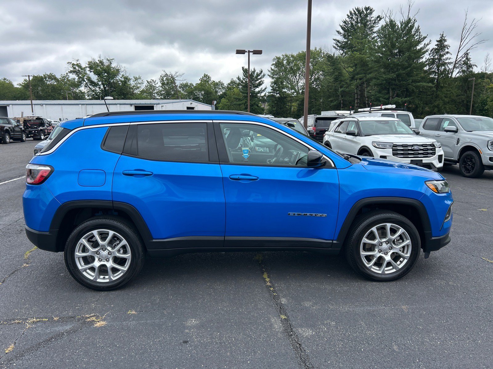 Used 2023 Jeep Compass Latitude w/ Sun and Sound Group AWD/4WD image 16