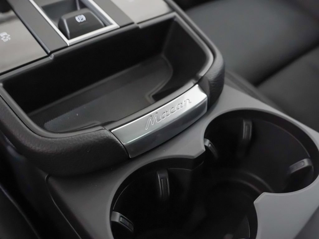 Certified 2026 Porsche Macan Turbo AWD/4WD image 31