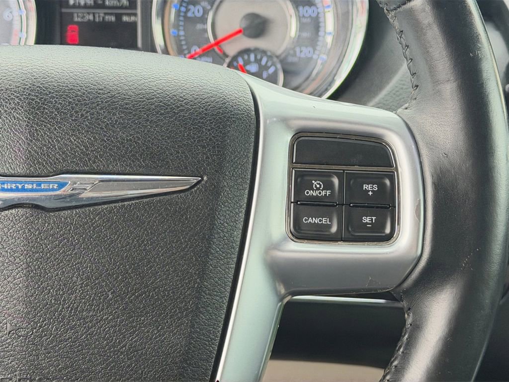Used 2013 Chrysler Town & Country Touring-L FWD image 16