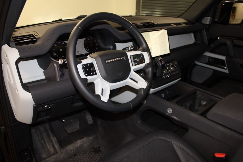 Used 2023 Land Rover Defender 130 SE image 4