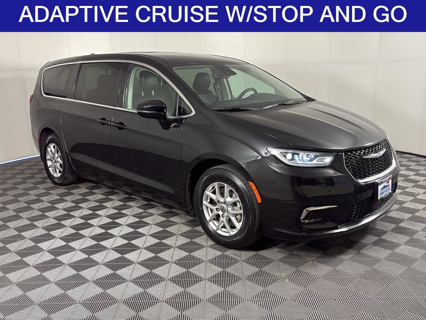 Used 2024 Chrysler Pacifica Touring-L image 2