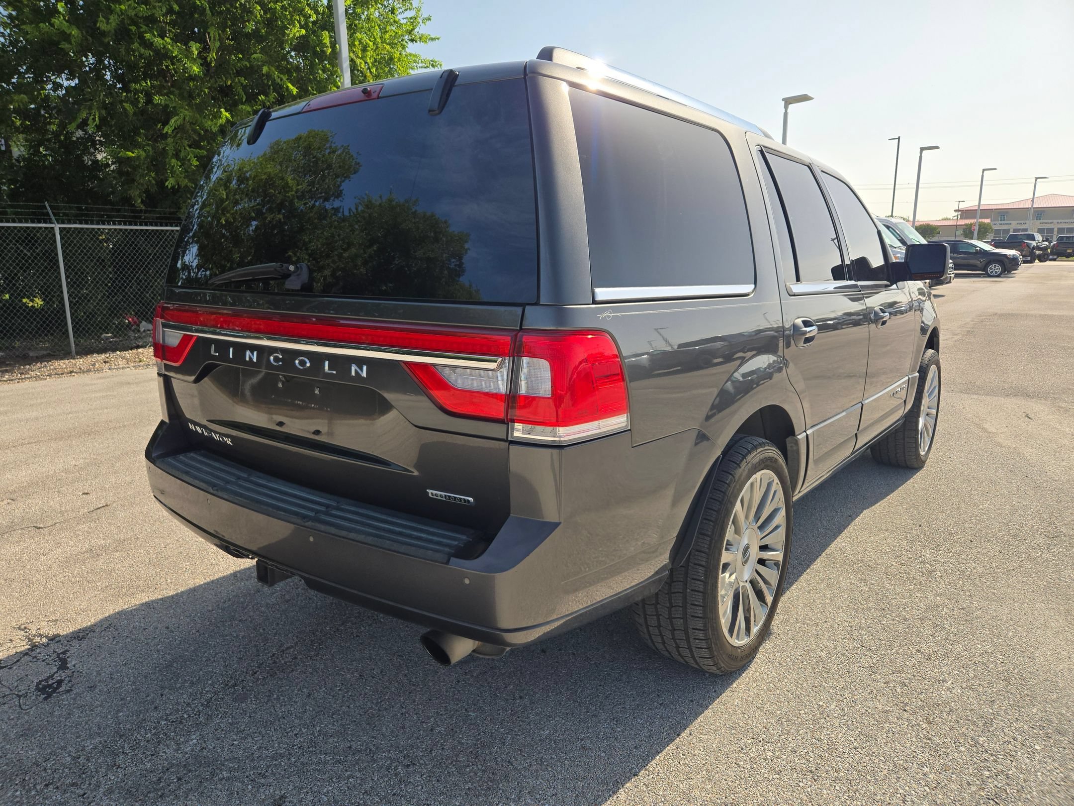 Used 2016 Lincoln Navigator Select RWD image 3