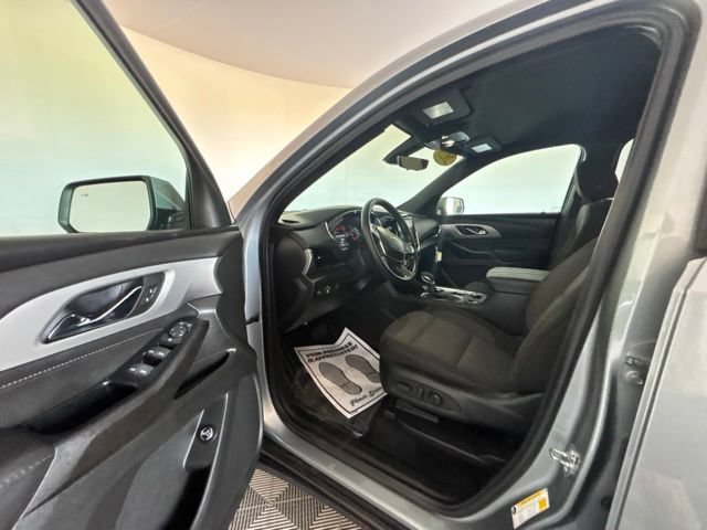 Used 2023 Chevrolet Traverse LT w/ Rear Camera Mirror Package AWD/4WD image 2