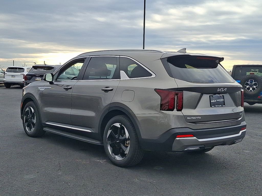 Certified 2025 Kia Sorento EX image 4