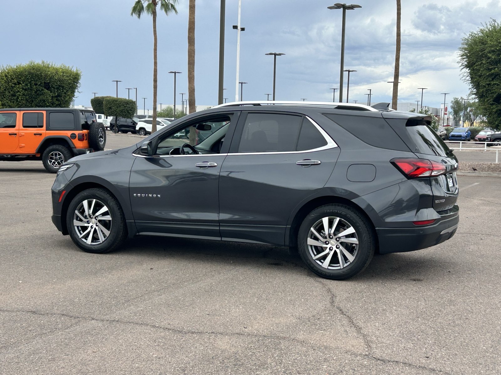 Certified 2022 Chevrolet Equinox Premier w/ LPO, Cargo Package FWD image 3