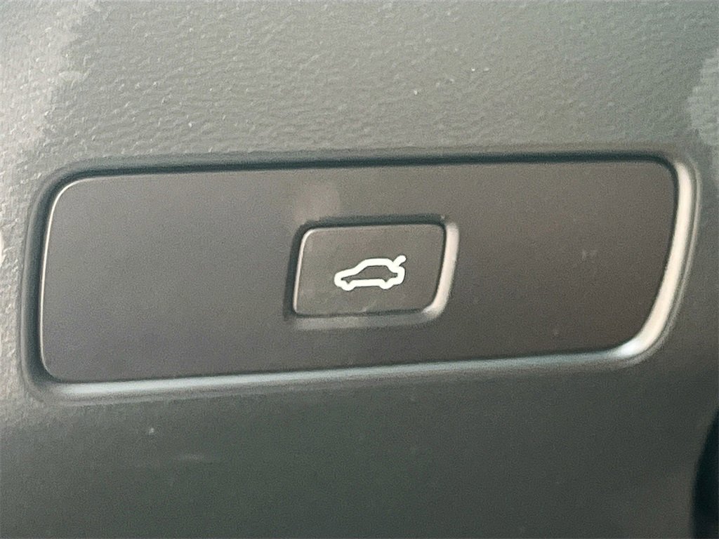 Used 2023 Volvo XC40 Recharge Ultimate image 10