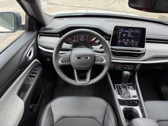Used 2025 Jeep Compass Latitude w/ Sun & Sound Group AWD/4WD image 19