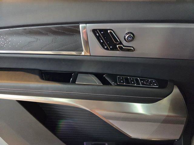 New 2026 Cadillac Vistiq Platinum image 18