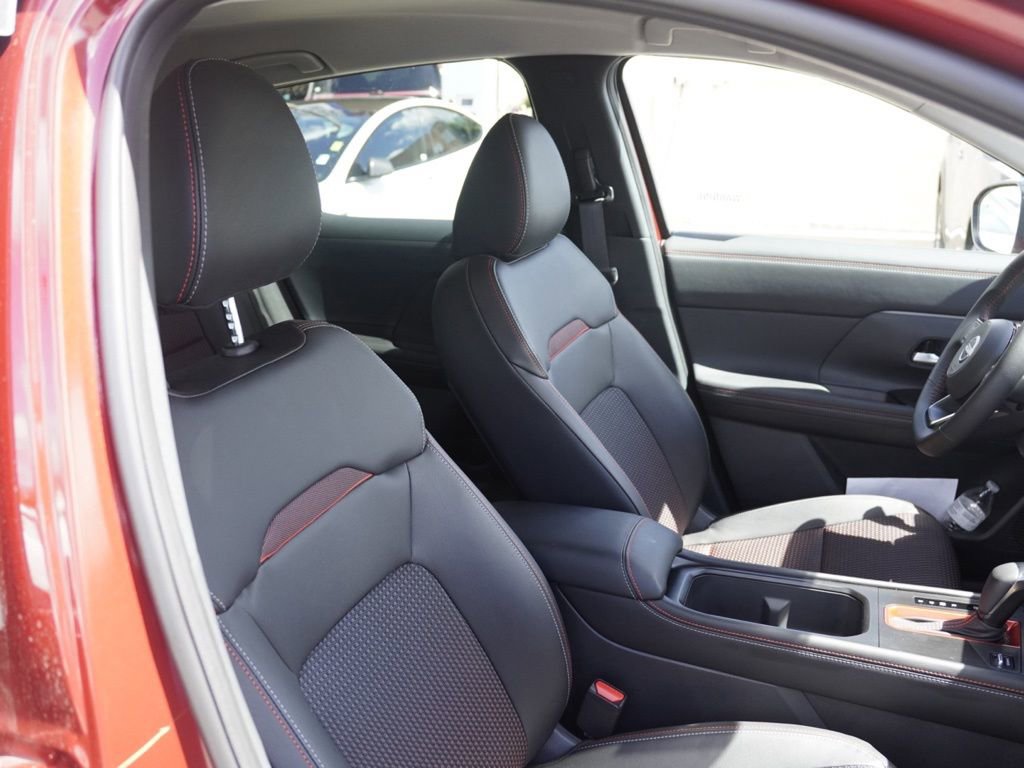 Certified 2025 Nissan Kicks SR image 18