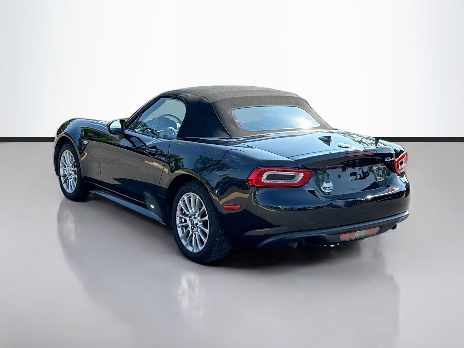 Used 2018 FIAT 124 Spider Classica w/ Technology & Siriusxm Group RWD image 5