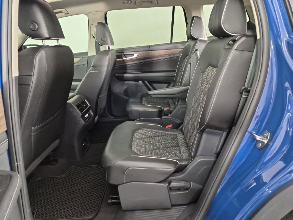 Used 2025 Volkswagen Atlas SEL Premium R-Line AWD/4WD image 31