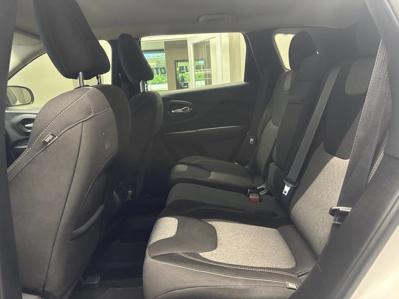 Used 2014 Jeep Cherokee Latitude AWD/4WD image 17