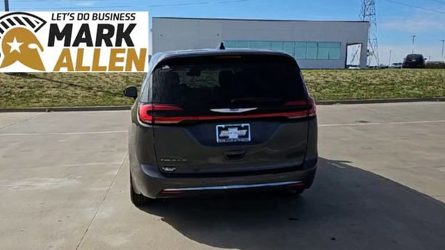 Used 2023 Chrysler Pacifica Touring-L FWD image 7