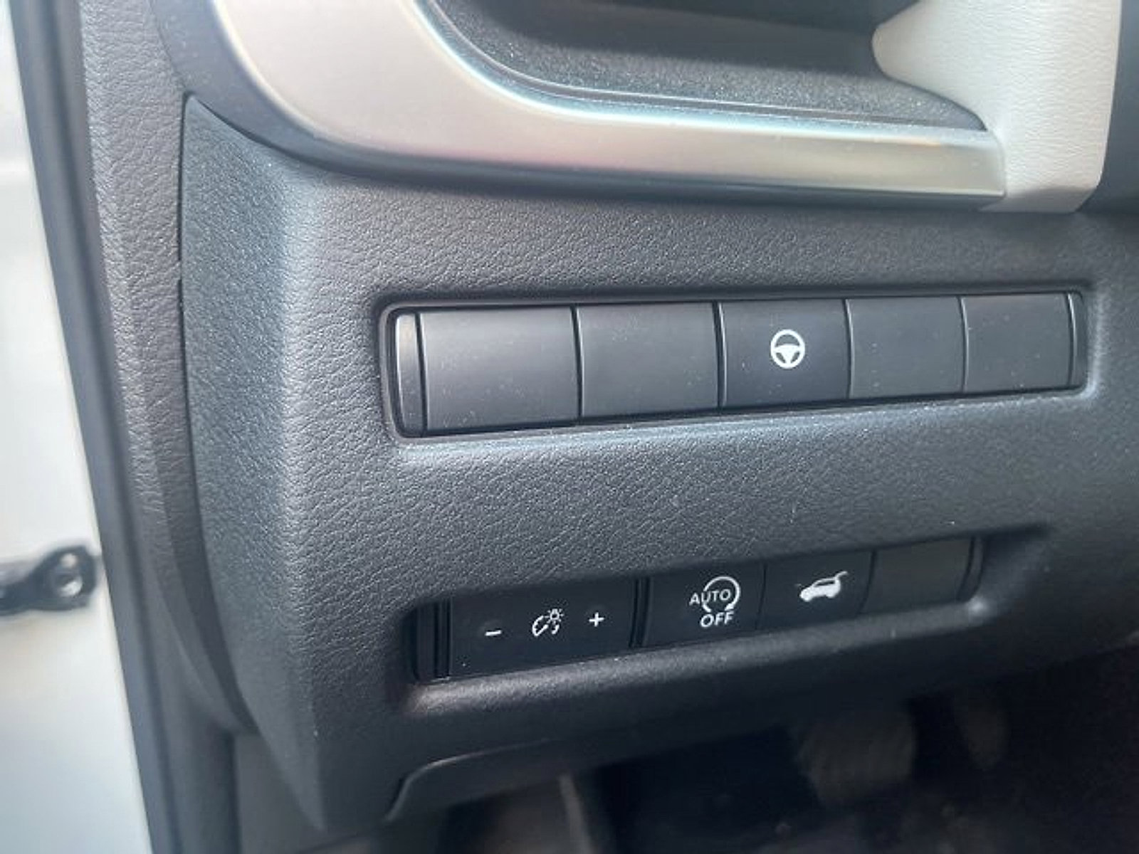 Used 2024 Nissan Rogue SV w/ SV Premium Package image 16