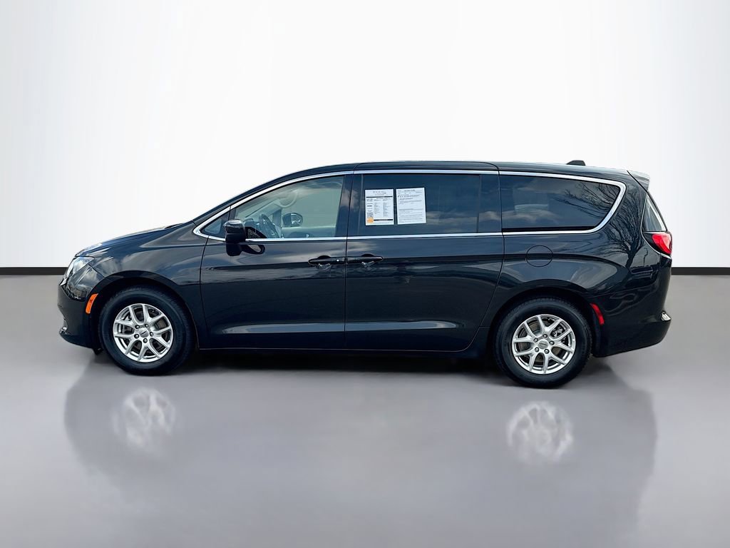 Used 2023 Chrysler Voyager LX image 4