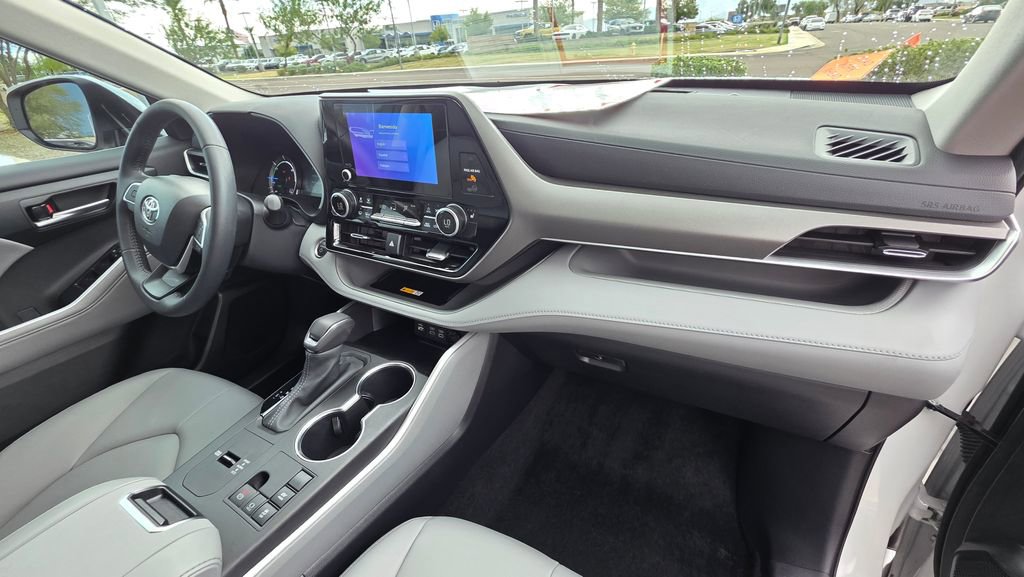 Certified 2024 Toyota Highlander XLE image 17