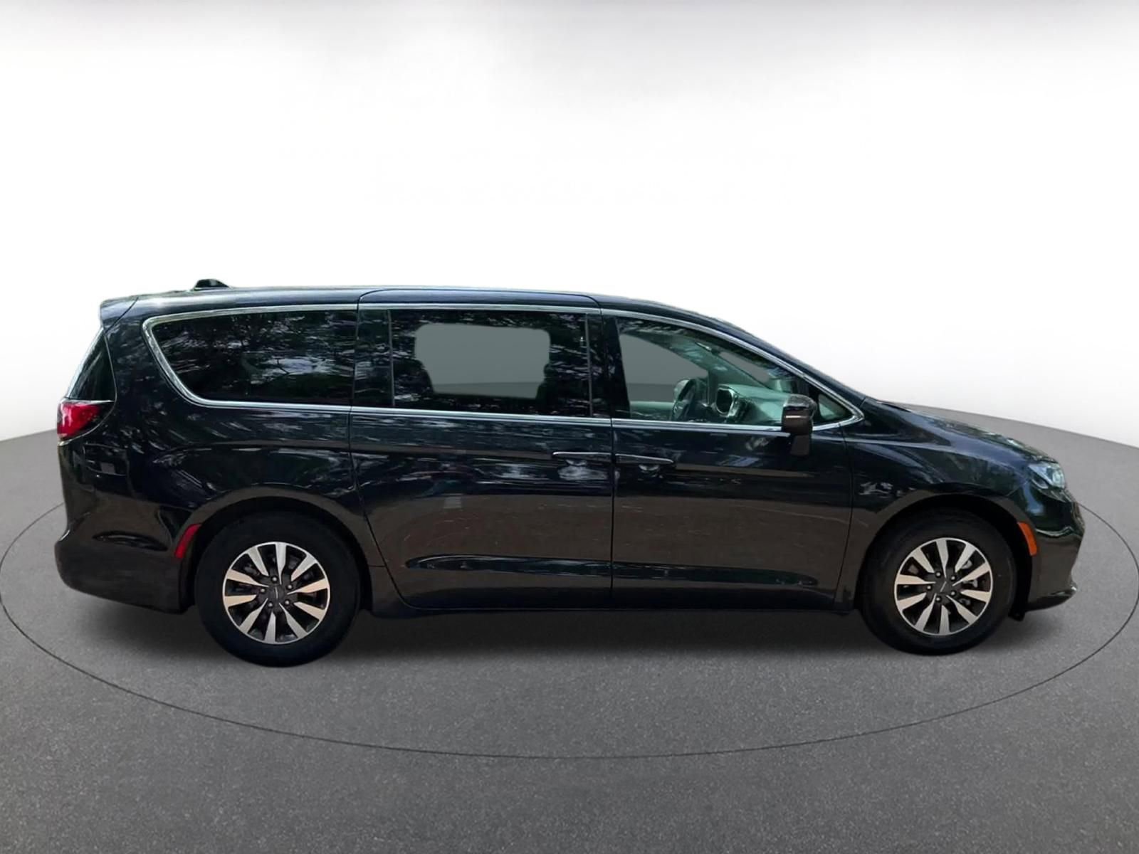 Used 2023 Chrysler Pacifica Touring-L image 17